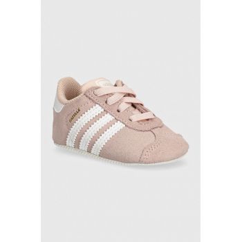 adidas Originals incaltaminte din piele pentru bebelusi GAZELLE CRIB culoarea roz, JI2045