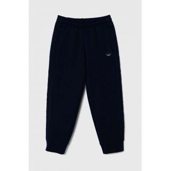 adidas Originals pantaloni de trening pentru copii culoarea albastru marin, cu imprimeu, IZ4551