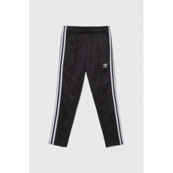 adidas Originals pantaloni de trening pentru copii SST TP OPEN HEM culoarea negru, cu imprimeu, IY9793