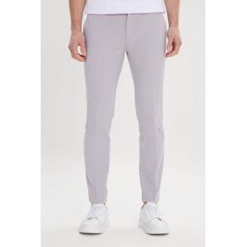 Pantaloni chino din amestec de bumbac cu buzunare