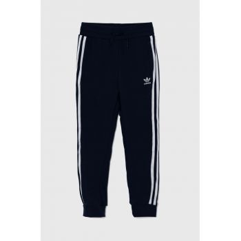 adidas Originals pantaloni de trening pentru copii TREFOIL PANTS culoarea albastru marin, cu imprimeu, IY7486