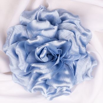 Brosa floare bleu satinata si usor creponata cu diamtetru de 15 cm, cu clips pentru par