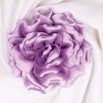 Brosa floare lila satinata si usor creponata cu diamtetru de 15 cm, cu clips pentru par
