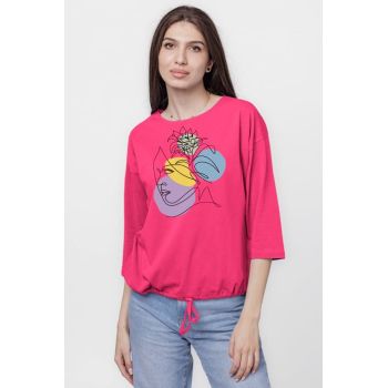 Tricou uni cu maneca 3 4 din tricot de bumbac cu snur la baza, fucsia cu imprimeu chip stilizat