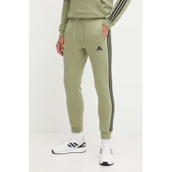 adidas pantaloni de trening Essentials culoarea verde, cu imprimeu, JE0343