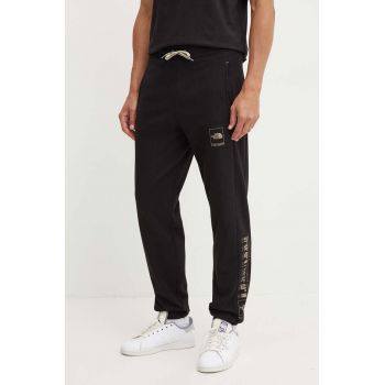 The North Face pantaloni de trening Coordinates Pant culoarea negru, cu imprimeu, NF0A89DBJK31