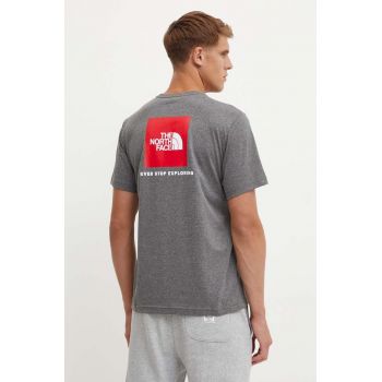 The North Face tricou S/S Redbox Tee barbati, culoarea gri, cu imprimeu, NF0A87NPDYY1