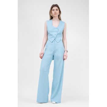 Costum baby blue cu vesta decupata si pantaloni drepti