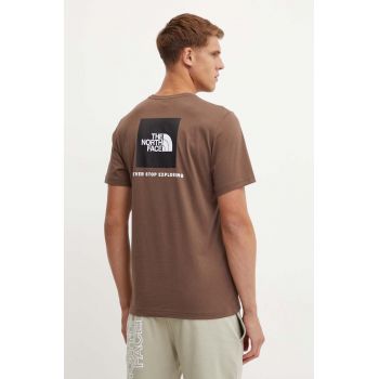 The North Face tricou din bumbac S/S Redbox Tee barbati, culoarea maro, cu imprimeu, NF0A87NP5EX1