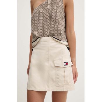 Tommy Jeans fusta culoarea bej, mini, evazati, DW0DW18486