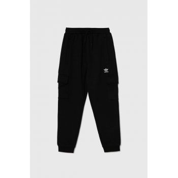 adidas Originals pantaloni de trening pentru copii FLEECE CARGO P culoarea negru, neted, IW3502