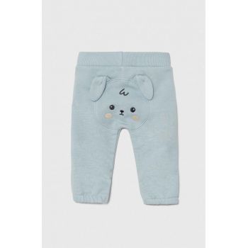 United Colors of Benetton pantaloni de trening din bumbac pentru bebeluși culoarea turcoaz, cu imprimeu, 3J70AF01T