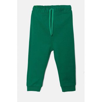 United Colors of Benetton pantaloni de trening din bumbac pentru copii culoarea verde, neted, 3J68GF027