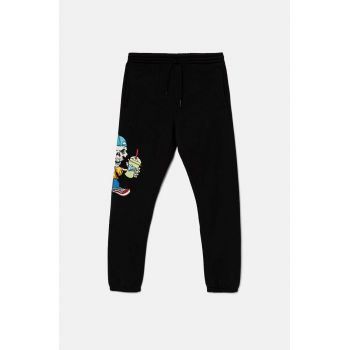 Vans pantaloni de trening pentru copii Reggie Fleece Pant culoarea negru, cu imprimeu, VN000JBCBLK1