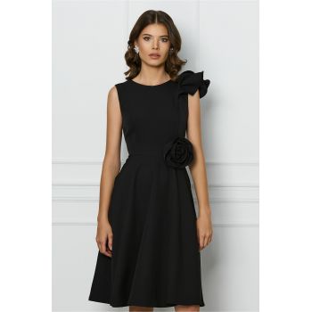 Rochie neagra cu floare in talie si volanas pe un umar