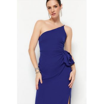 Rochie cu decolteu pe un umar si slit lateral