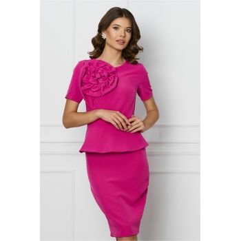 Rochie fucsia cu peplum in talie si floale pe bust