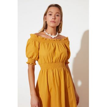 Rochie midi cu decolteu pe umeri