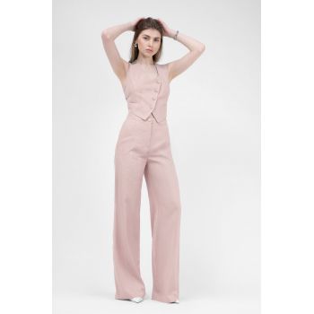 Costum de in roz pastel cu vesta decupata si pantaloni drepti