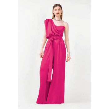 Salopeta maxi fuchsia pe un umar