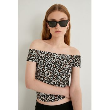 Bluza cu decolteu pe umeri si animal print