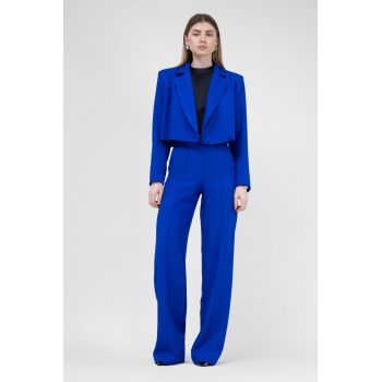 Costum albastru electric cu sacou cropped si pantaloni drepti cu riz la reducere