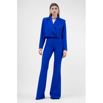 Costum albastru electric cu sacou cropped si pantaloni evazati