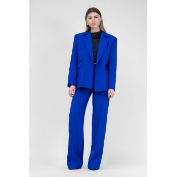 Costum albastru electric cu sacou regular cu buzunar dublu si pantaloni cu riz