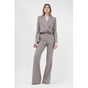 Costum bej cu sacou cropped si pantaloni evazati