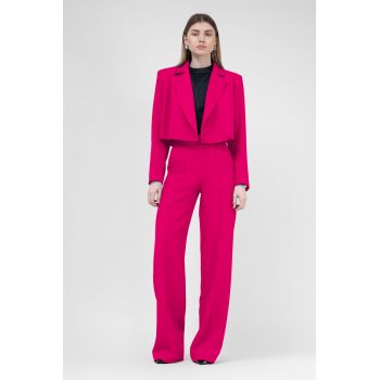 Costum fuchsia cu sacou cropped si pantaloni drepti cu riz