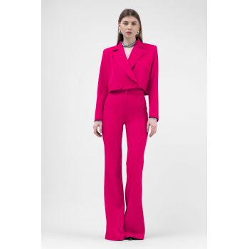 Costum fuchsia cu sacou cropped si pantaloni evazati