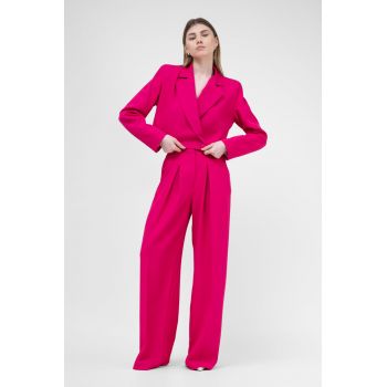 Costum fuchsia cu sacou cropped si pantaloni ultra wide leg