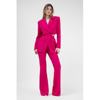 Costum fuchsia cu sacou decupat si pantaloni evazati