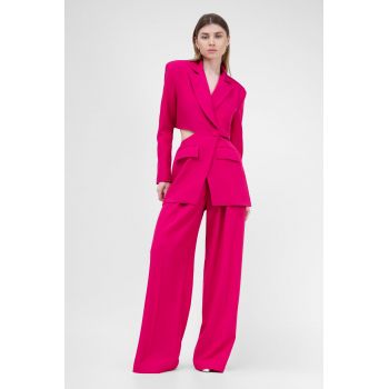 Costum fuchsia cu sacou decupat si pantaloni ultra wide leg