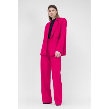 Costum fuchsia cu sacou regular cu buzunar dublu si pantaloni cu riz