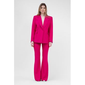 Costum fuchsia cu sacou regular cu buzunar dublu si pantaloni evazati