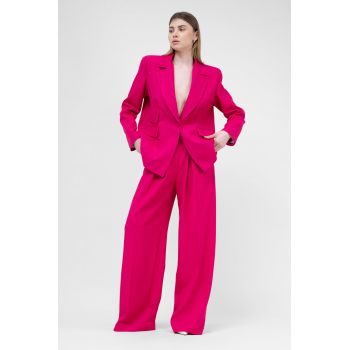 Costum fuchsia cu sacou regular cu buzunar dublu si pantaloni ultra wide leg