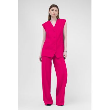 Costum fuchsia cu vesta oversized si pantaloni drepti cu riz