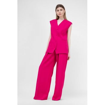 Costum fuchsia cu vesta oversized si pantaloni ultra wide leg