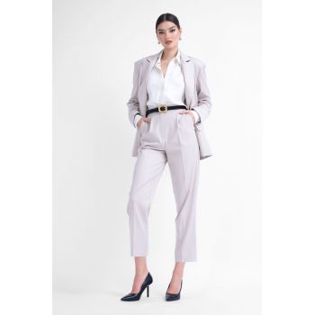 Costum ivoire cu sacou regular si pantaloni cropped