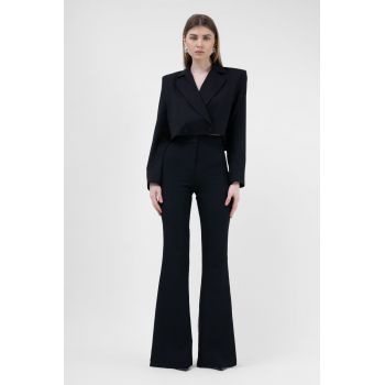 Costum negru cu sacou cropped si pantaloni evazati