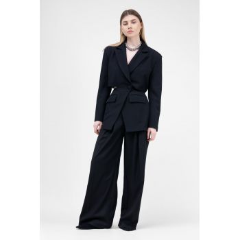 Costum negru cu sacou decupat si pantaloni ultra wide leg