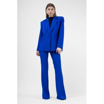 Costum albastru electric cu sacou regular cu buzunar dublu si pantaloni evazati