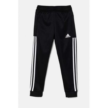 adidas pantaloni de trening pentru copii culoarea negru, cu imprimeu, HE5447