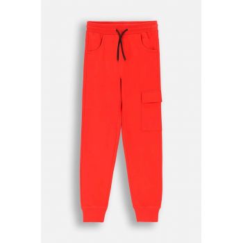 Coccodrillo pantaloni de trening din bumbac pentru copii culoarea rosu, neted, EVERYDAY BOY