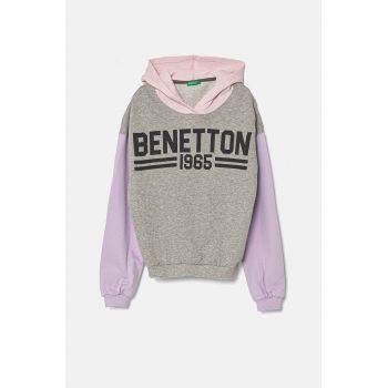 United Colors of Benetton hanorac de bumbac pentru copii culoarea gri, cu glugă, cu imprimeu, 3J68C203Q