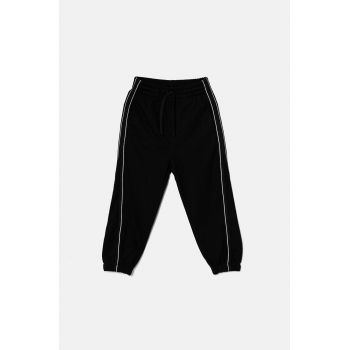 United Colors of Benetton pantaloni de trening pentru copii culoarea negru, cu imprimeu, 330SCF059