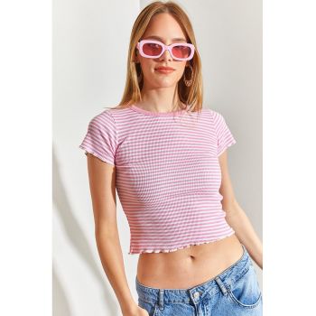 Tricou crop cu model in dungi si decolteu la baza gatului