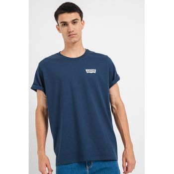 Tricou cu decolteu la baza gatului