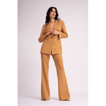 Costum camel cu sacou cambrat si pantaloni evazati